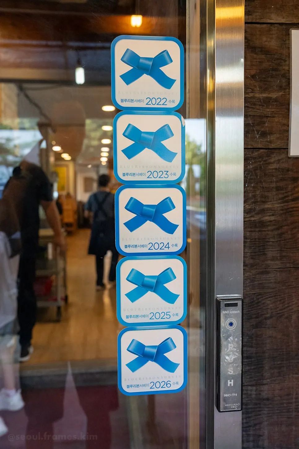 주차장에서 반겨주는 토끼 한 마리
