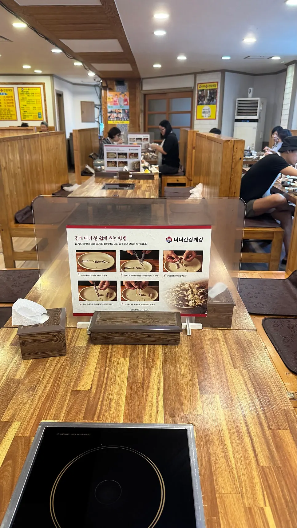 무한리필 안내가 적힌 메뉴판 세로 사진