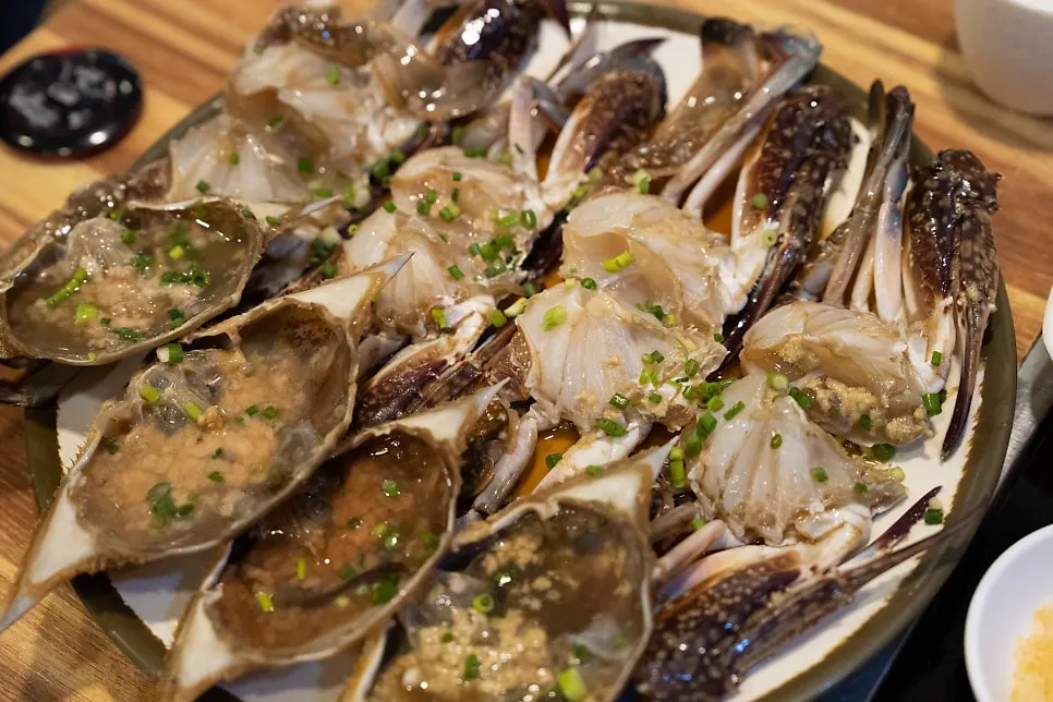 먼저 나온 양념게장 한 접시