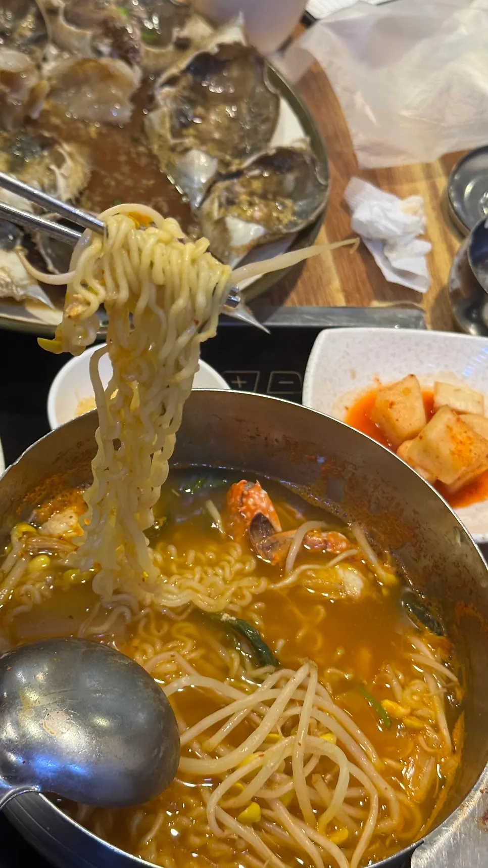 게살을 짜서 밥에 비벼 먹는 모습
