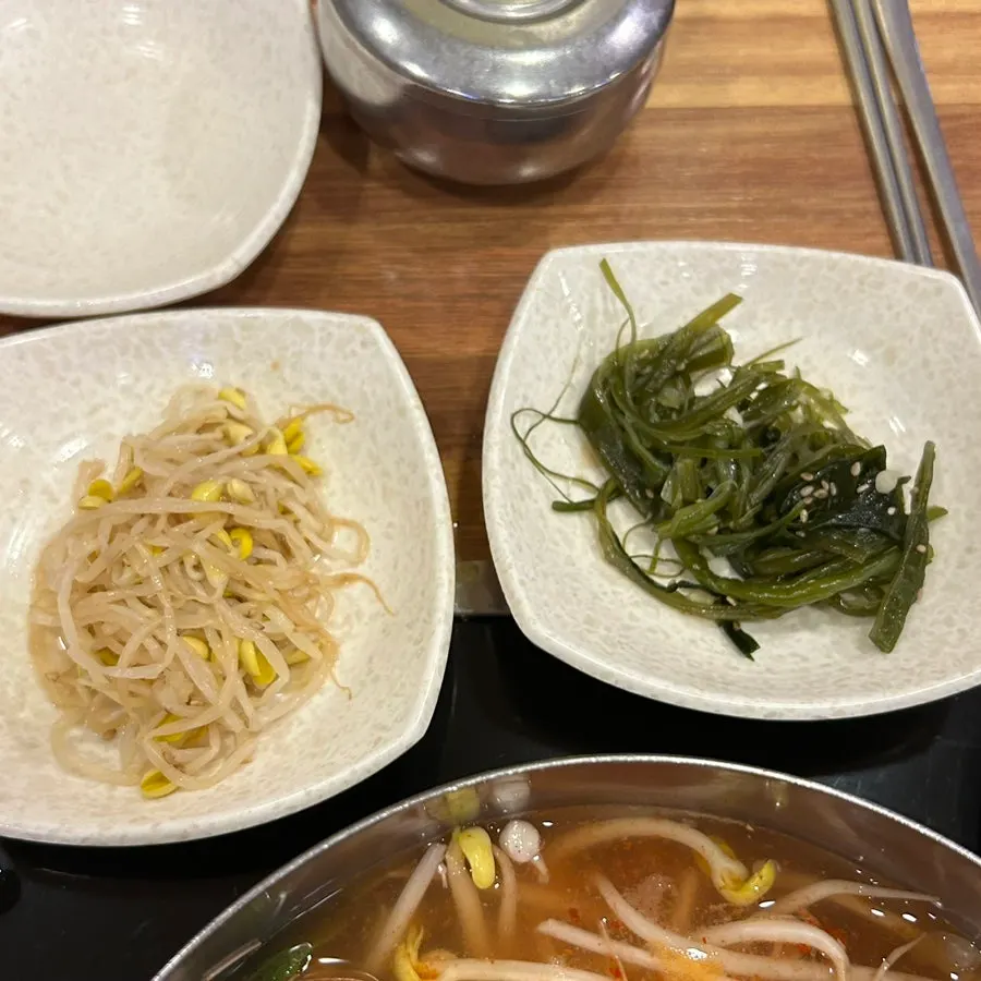 Side dishes served with the crab