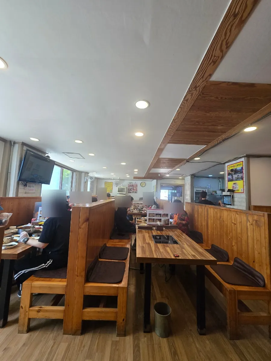 Interior of Deodeo Ganjanggejang filled with customers