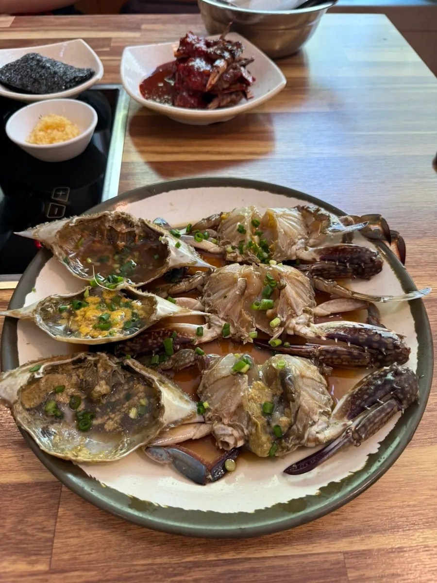 날치알과 김이 담긴 밑반찬