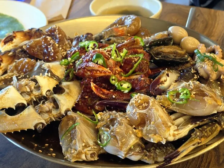 Neatly plated full-table spread at Deodo Gejang