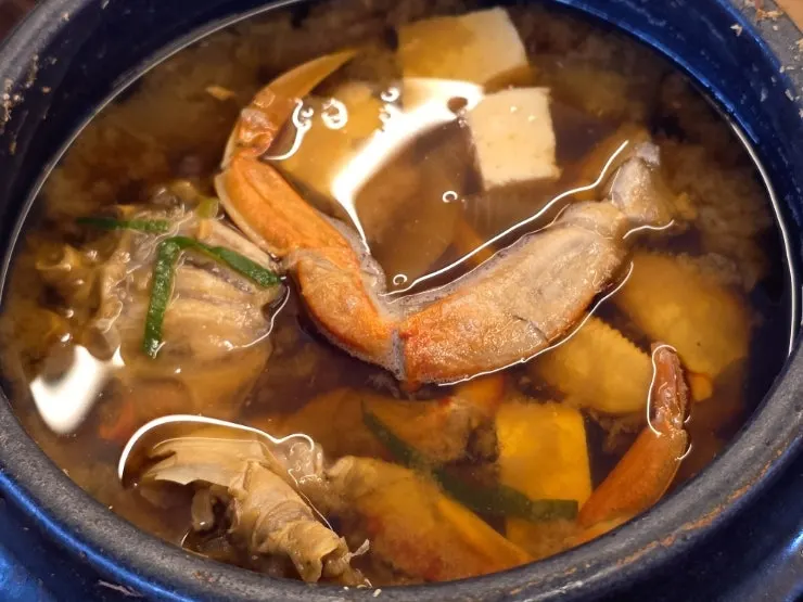 Pot rice served together with the assorted seafood platter