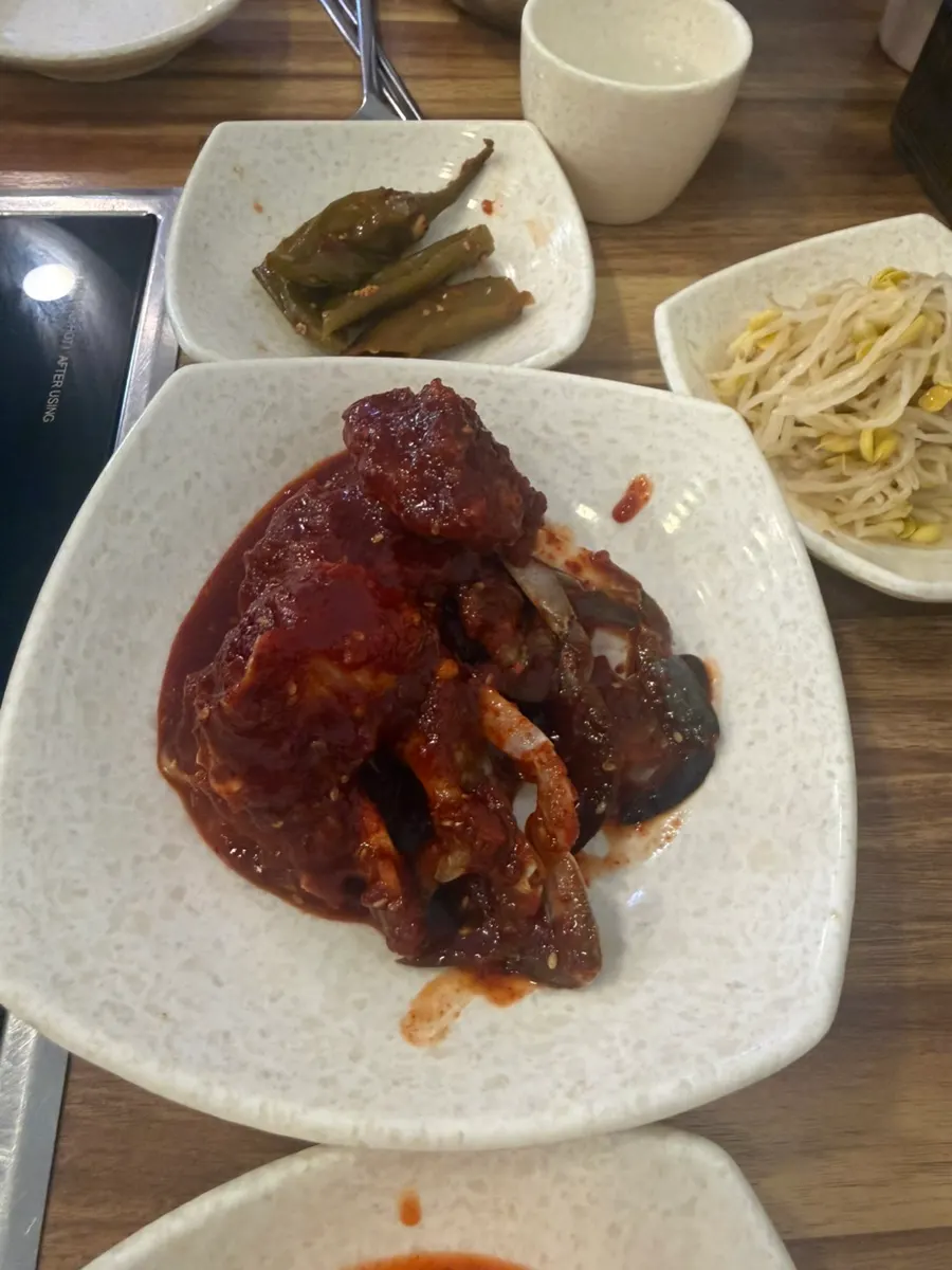 간장게장과 양념게장이 차려진 무한리필 상차림