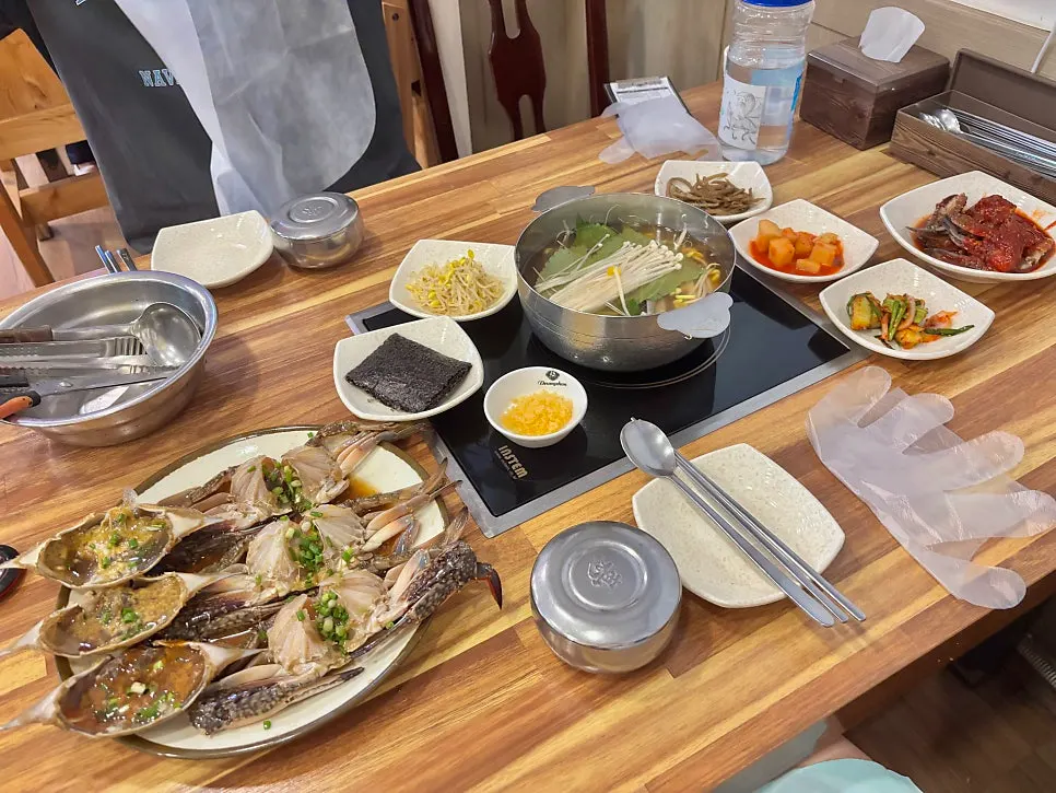 자리에 세팅된 무한리필 기본 상차림
