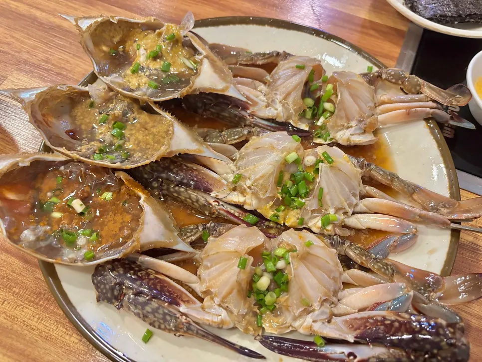 첫 접시로 나온 간장게장