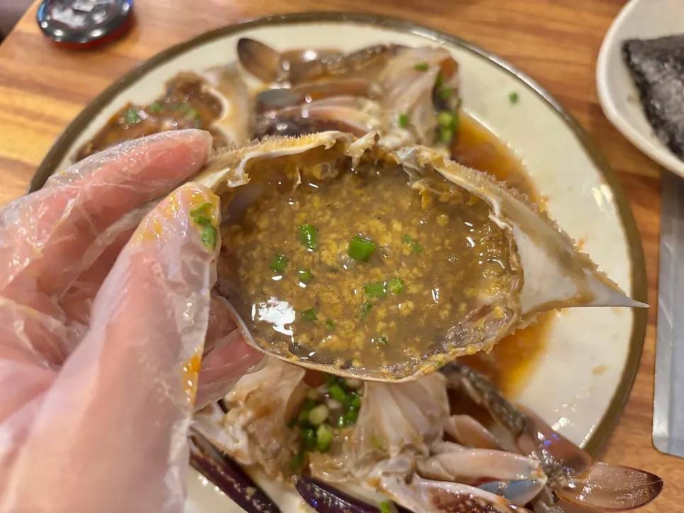 리필로 받은 간장게장 접시