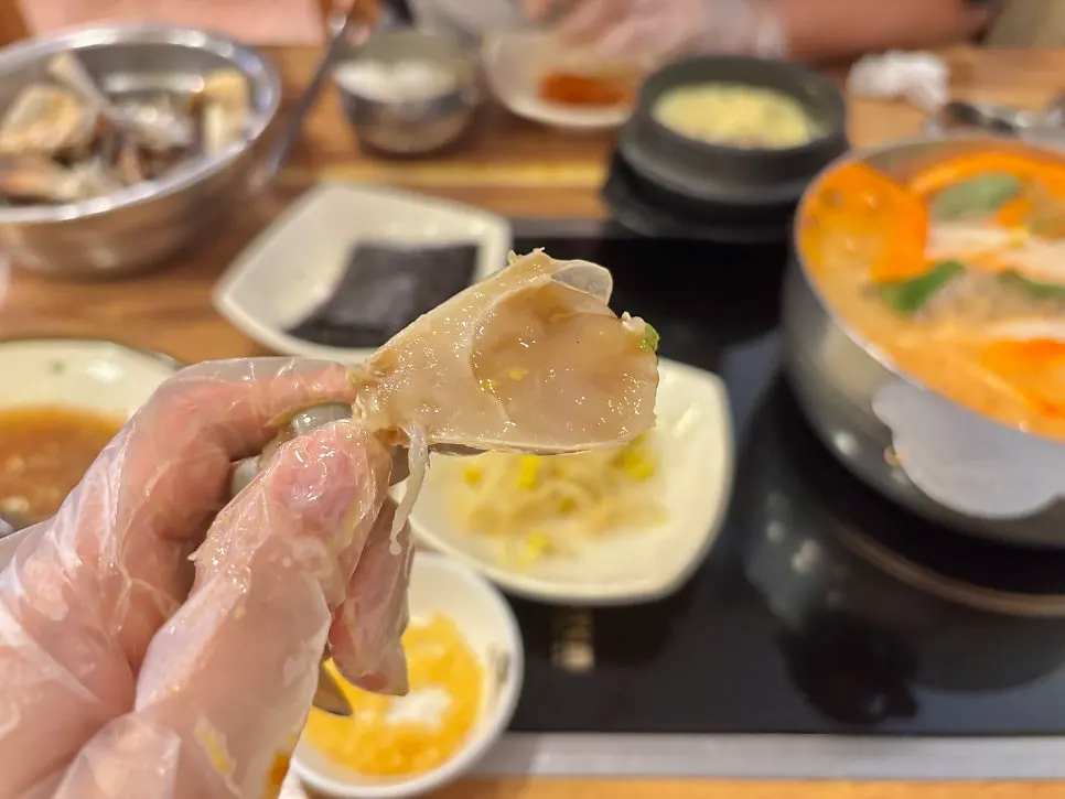 게딱지에 밥을 넣어 비빈 게딱지밥