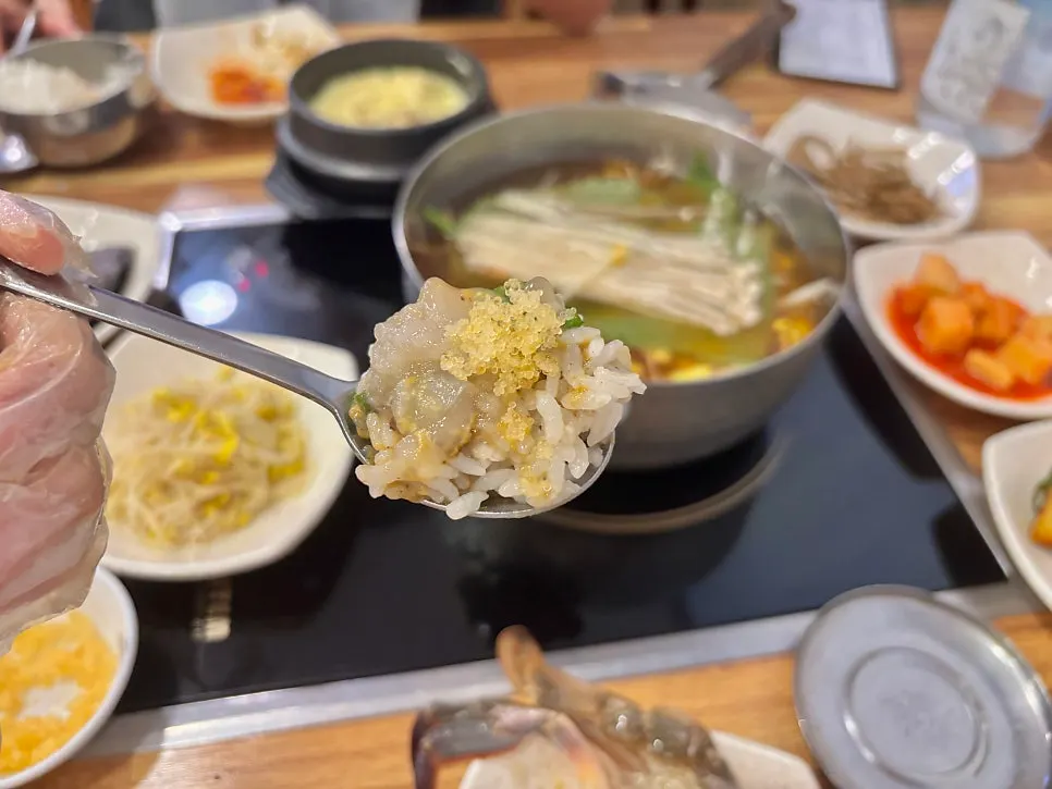 게장 살을 올린 밥 한 숟갈