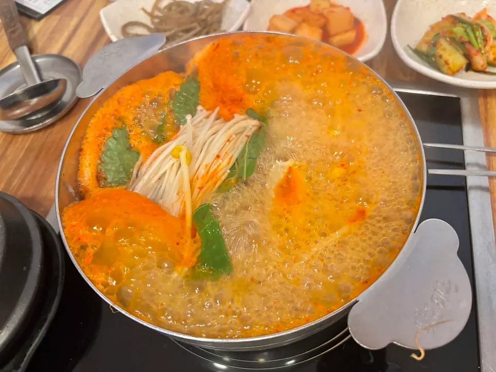 함께 나온 얼큰한 꽃게탕