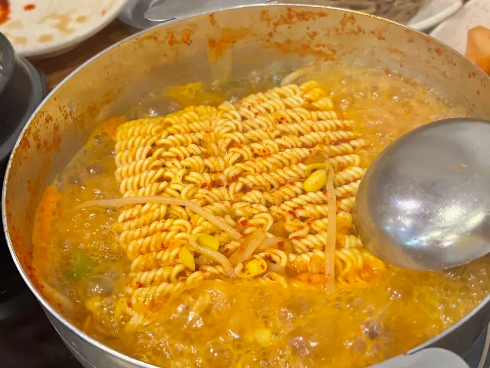 꽃게탕에 넣어 끓인 라면사리