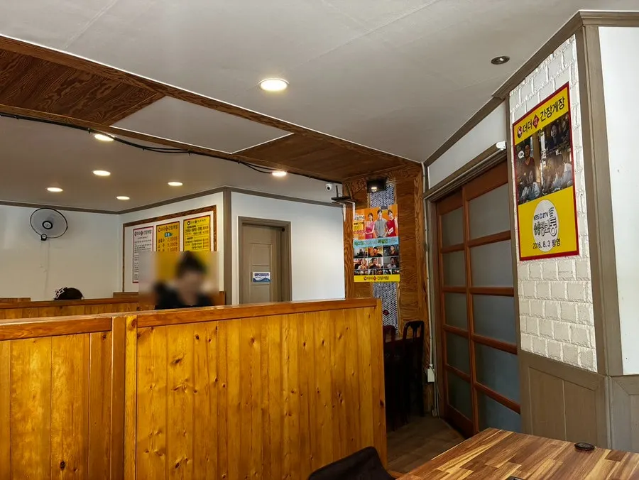 테이블이 붙어 있는 매장 내부