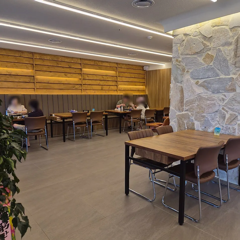 Light wood-tone interior of Deodo Gejang