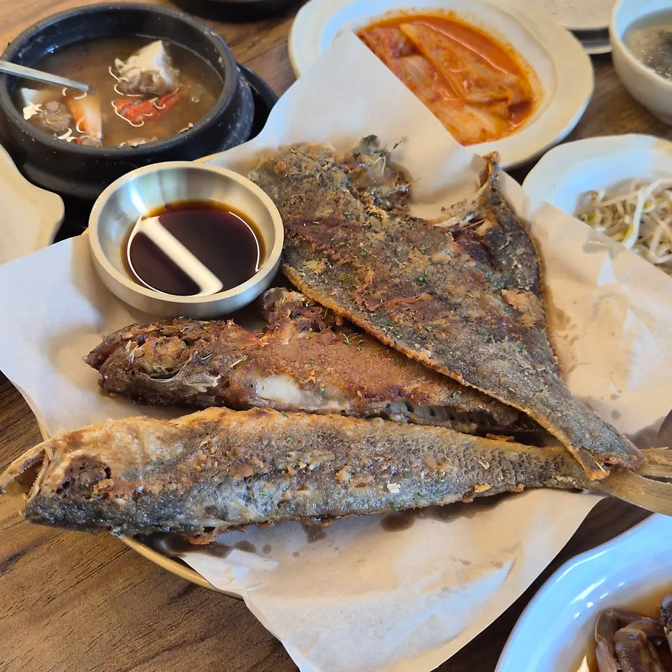 The main dishes: grilled fish and yellow crab