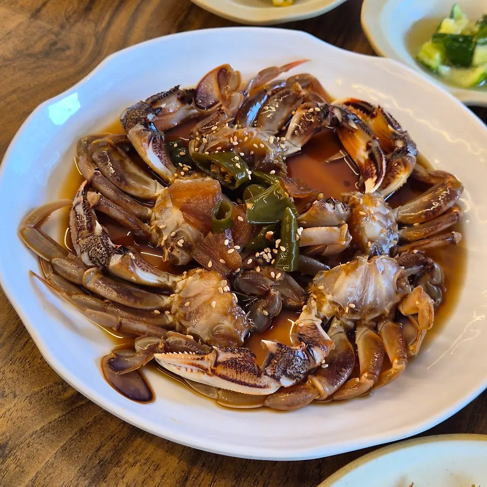 Plate of golden, well-grilled fish