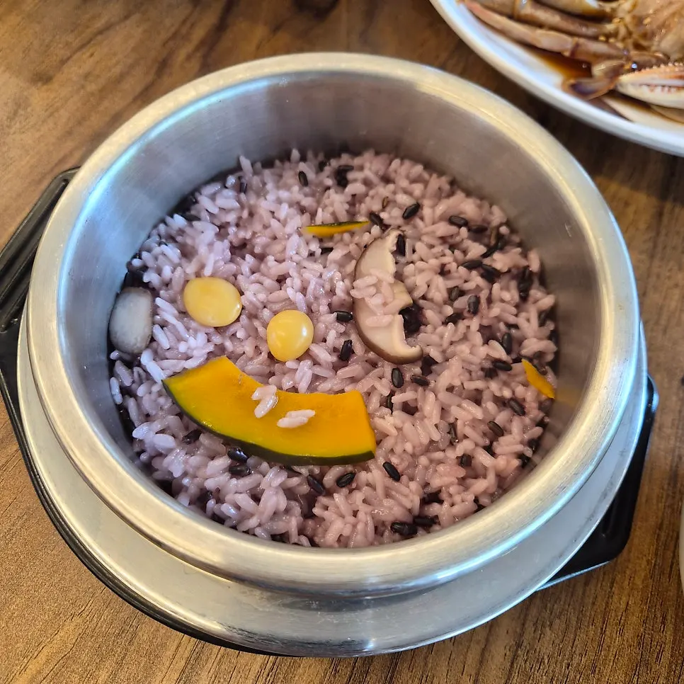 The pot rice served alongside the meal