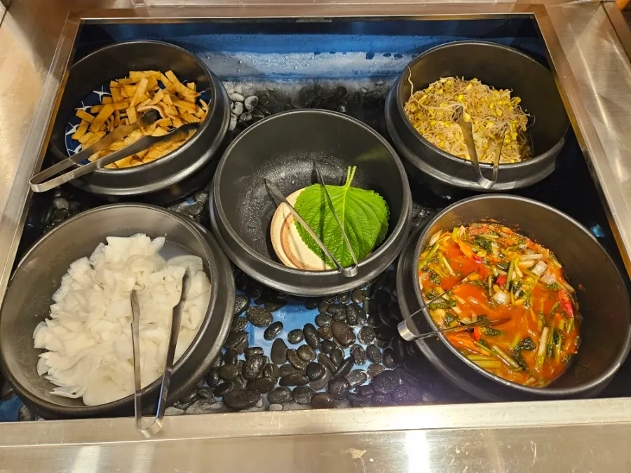깻잎과 절임 반찬, 콩나물무침이 놓인 셀프코너