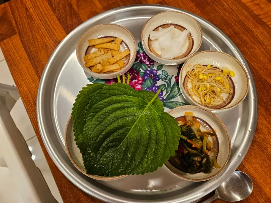 쟁반에 담겨 나온 첫 밑반찬 상