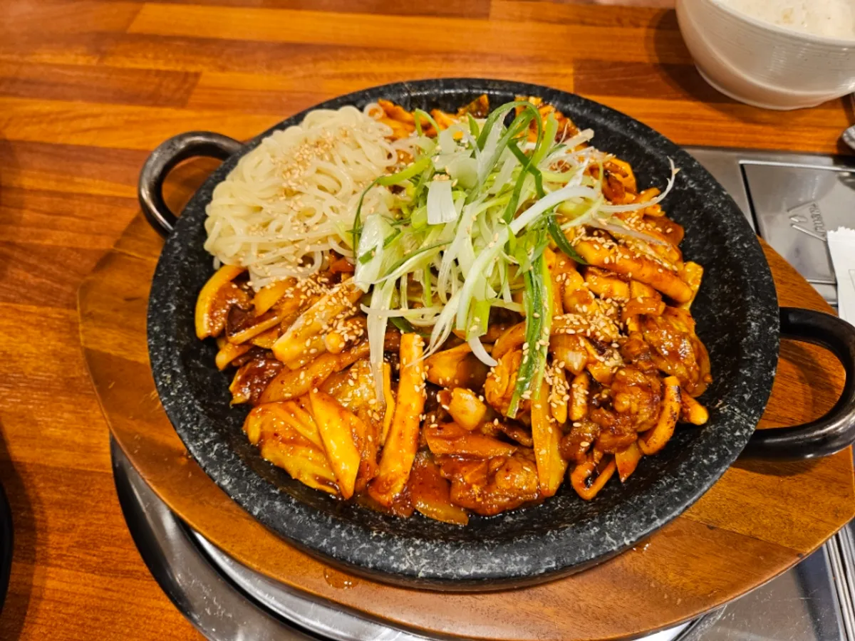 돌판 가득 올라온 오제볶음 정식 3인분