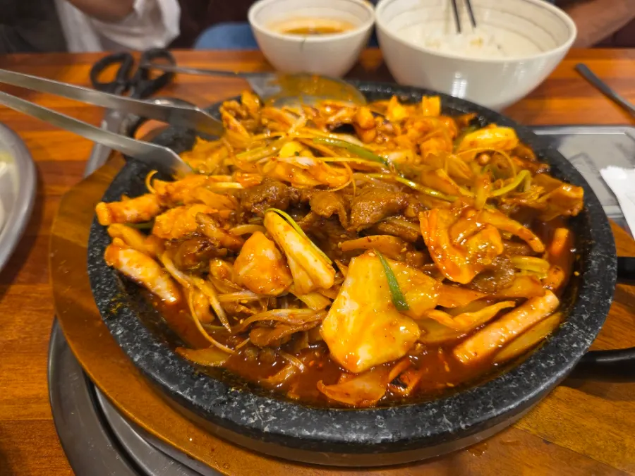 큼직한 오징어와 고기 건더기가 보이는 오제볶음