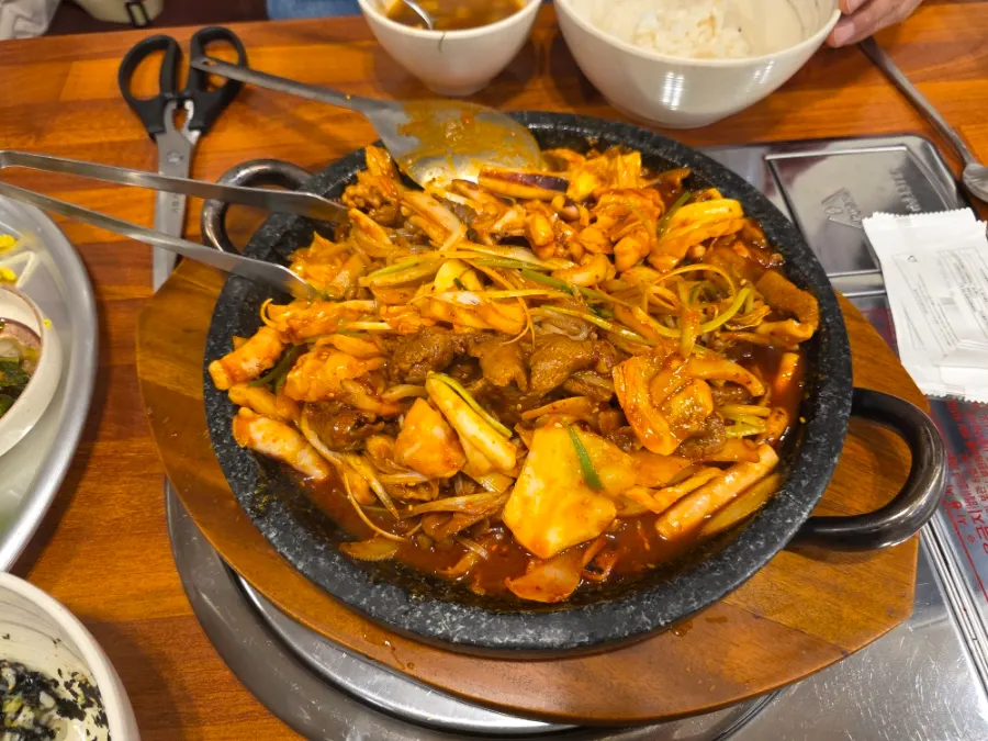 양념이 배어든 오제볶음 돌판 클로즈업