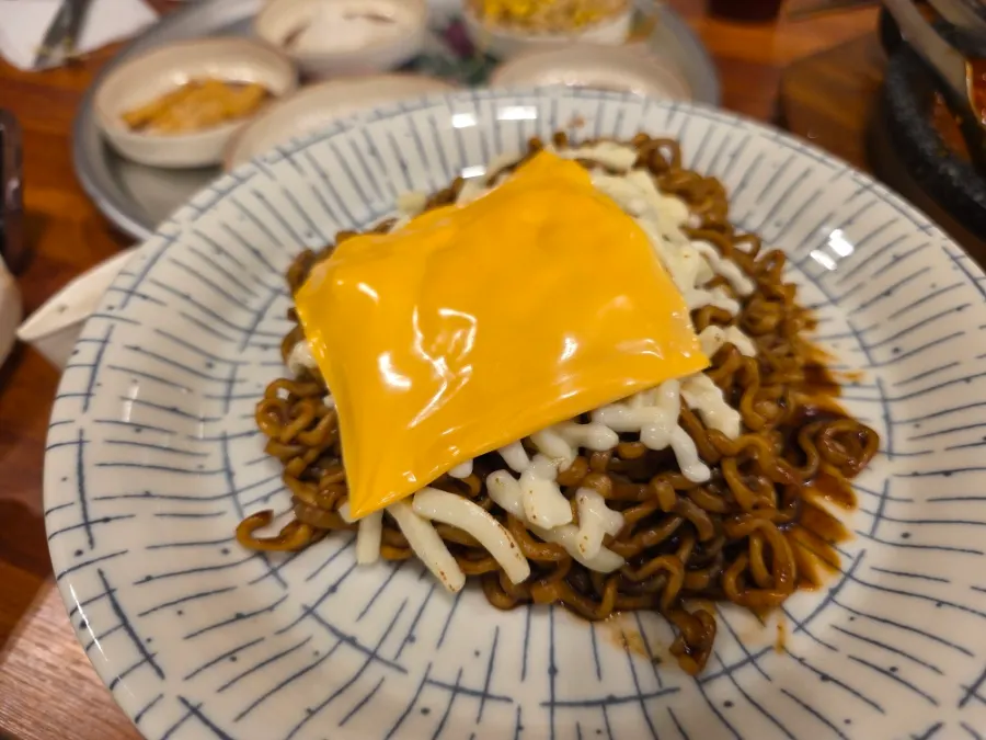 돌판에 올려 소스와 섞은 치즈짜파게티