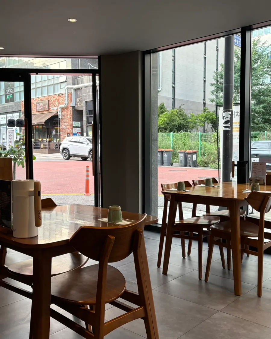 Doonjeong's interior with widely spaced tables