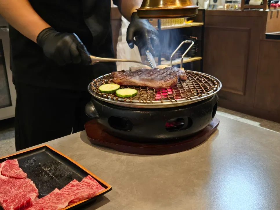 테이블에 올려진 화로와 굽고 있는 한우