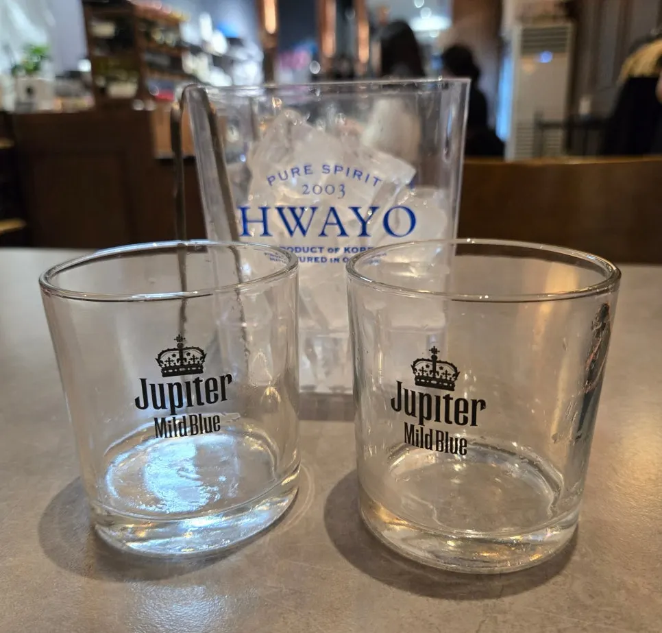 온더락 잔과 얼음이 준비된 테이블