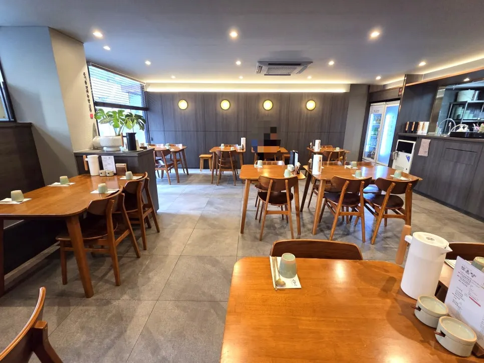 Clean interior of Doonjeong Hongdae Direct Branch