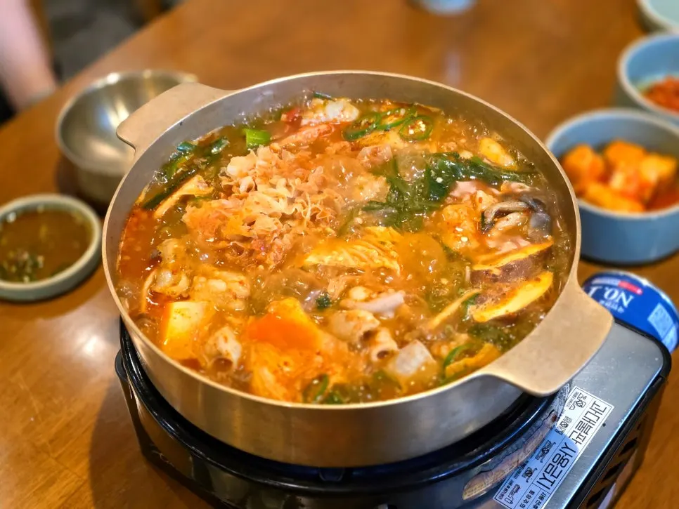 Hanwoo gopchang jeongol simmering with added broth