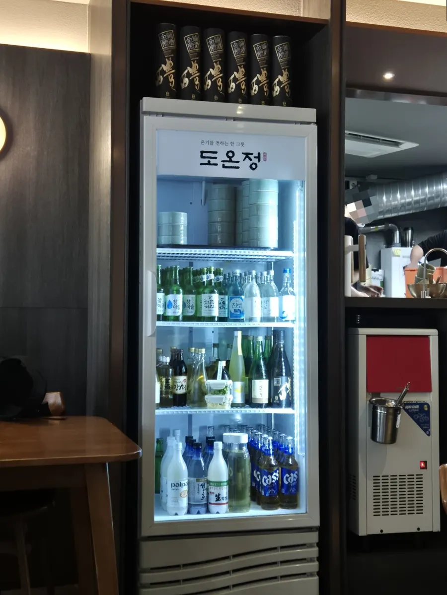 잔에 가득 따라준 한산소곡주 잔술