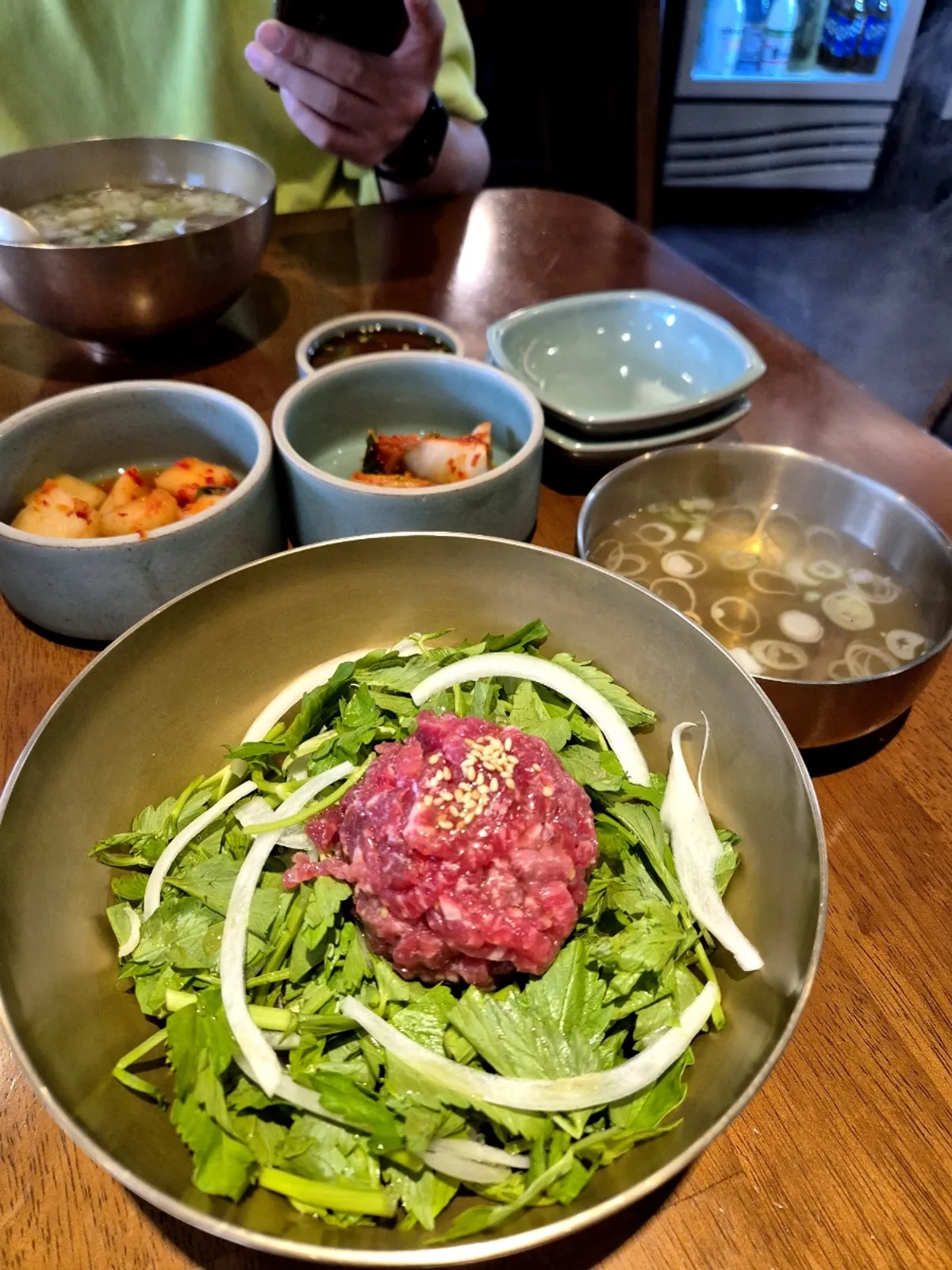 선홍빛 육회가 올라간 도온정 한우육회비빔밥