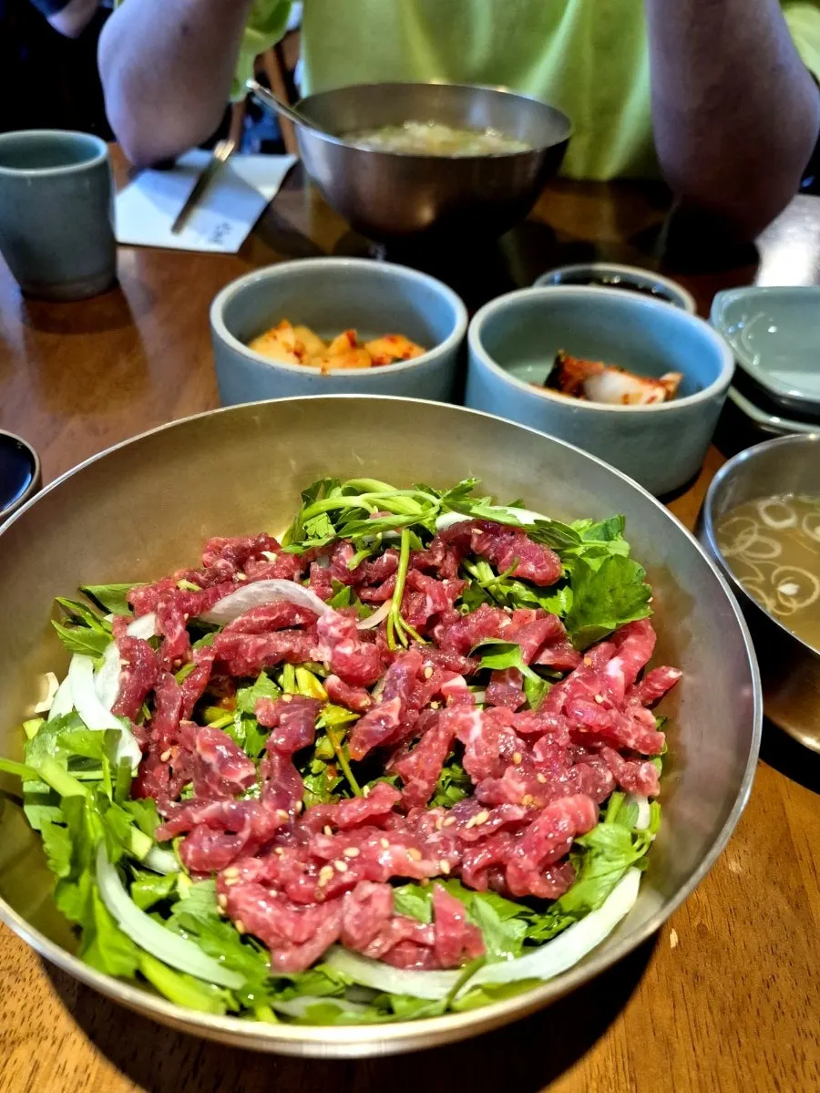 채소 위에 육회가 듬뿍 올라간 육회비빔밥 클로즈업