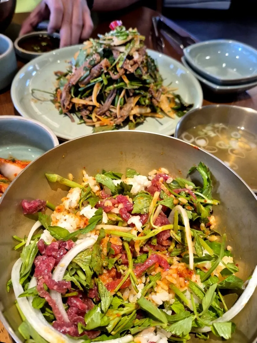 젓가락으로 비비기 전 한우육회비빔밥