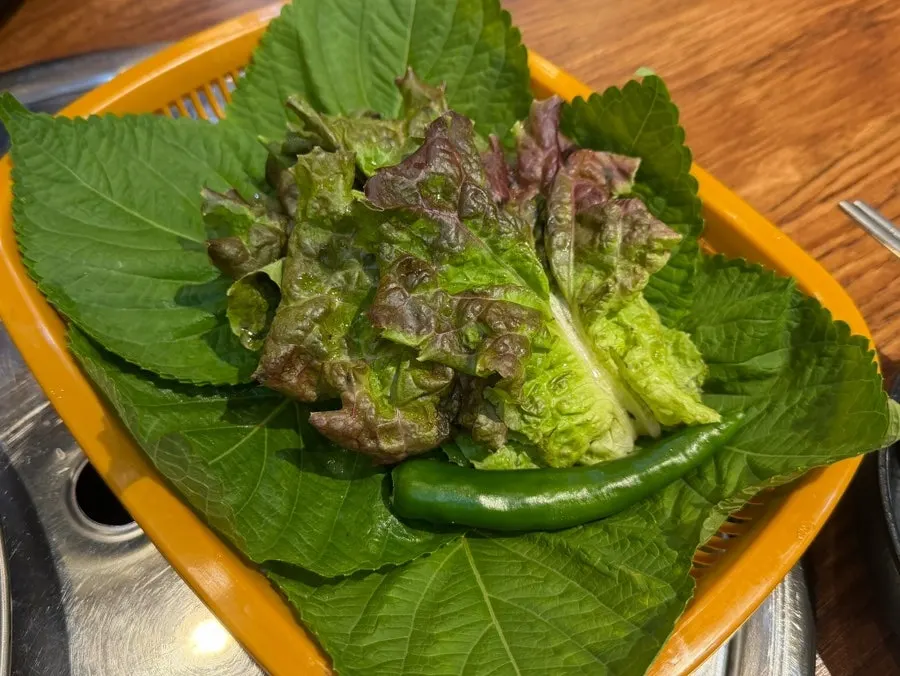 Perilla leaves, lettuce, and cheongyang chili peppers as side vegetables
