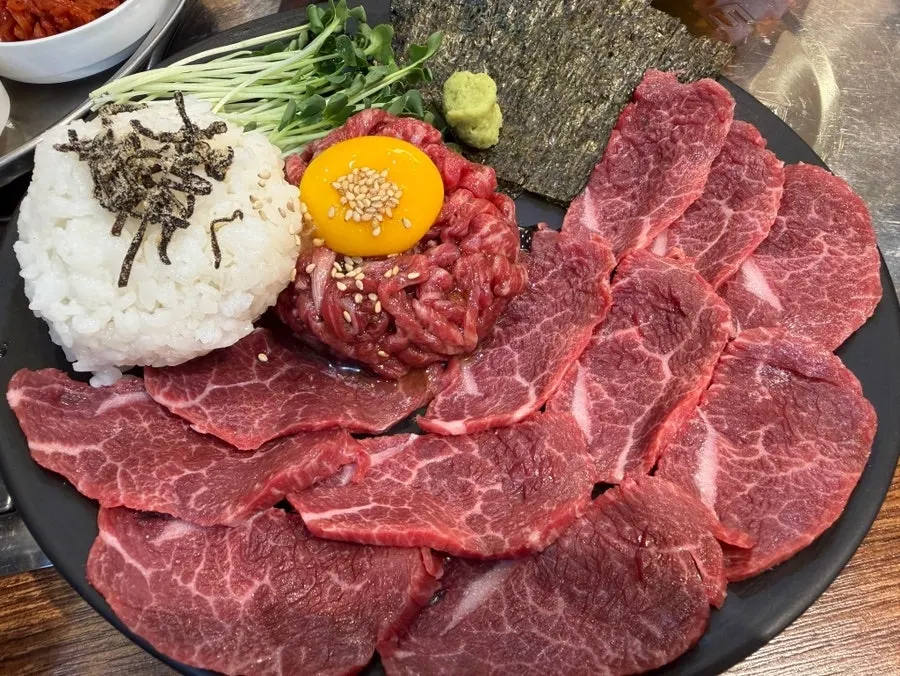 Plate with both yukhoe and yuksashimi together