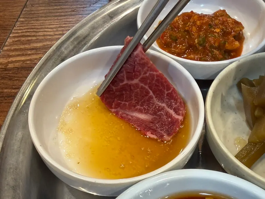 Yuksashimi placed on vinegared rice