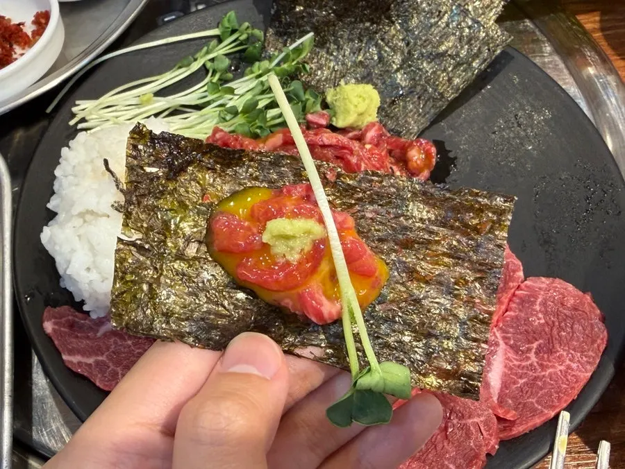 Yukhoe wrapped in dried seaweed