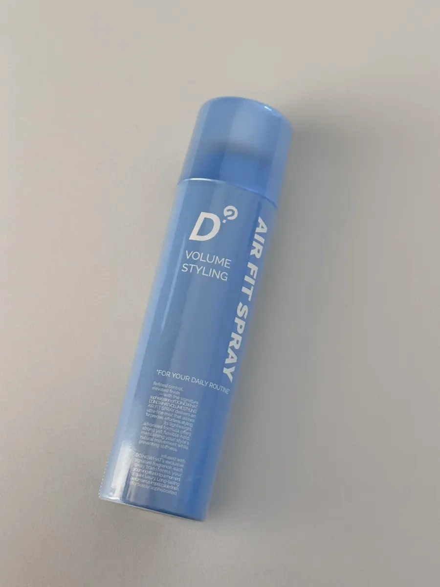 Spray product for styling straight hair