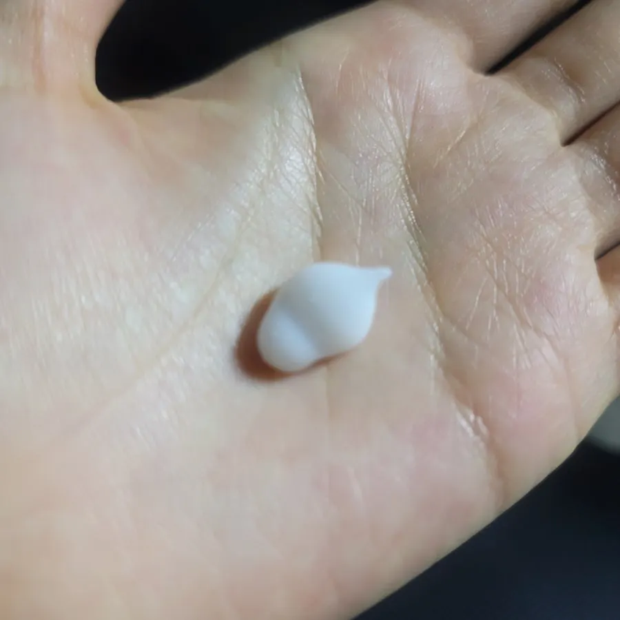Using a hair essence with a light texture