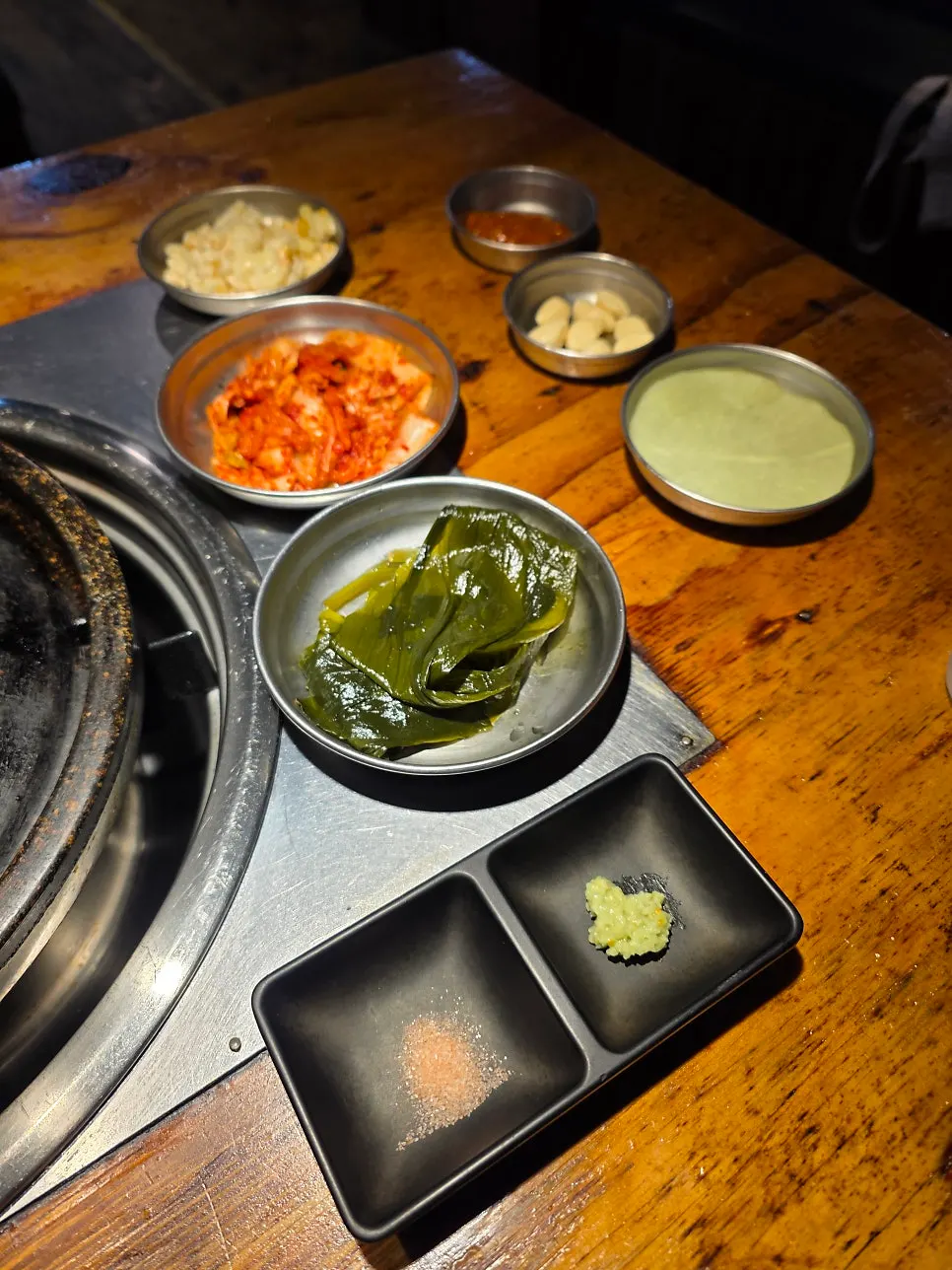 도적 합정점 2층 테이블과 불판