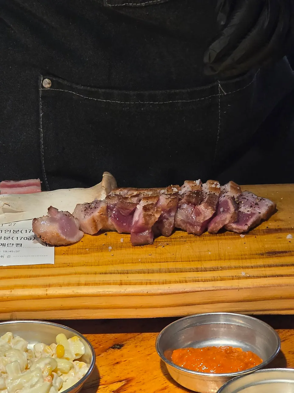 도적 합정점 칼삼겹살과 항정살 고기 접시