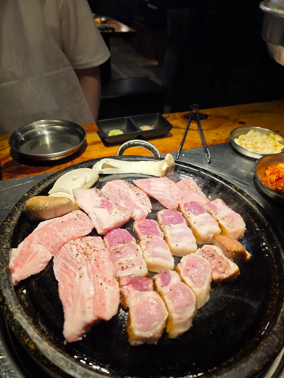 초벌되어 나온 칼집 삼겹살