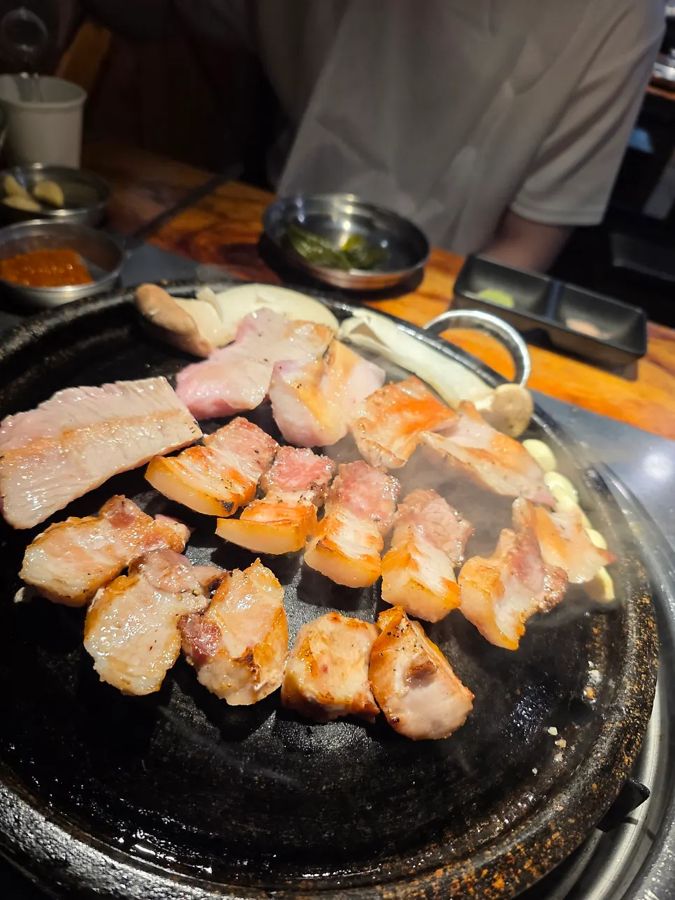 불판 위에서 구워지는 칼삼겹살