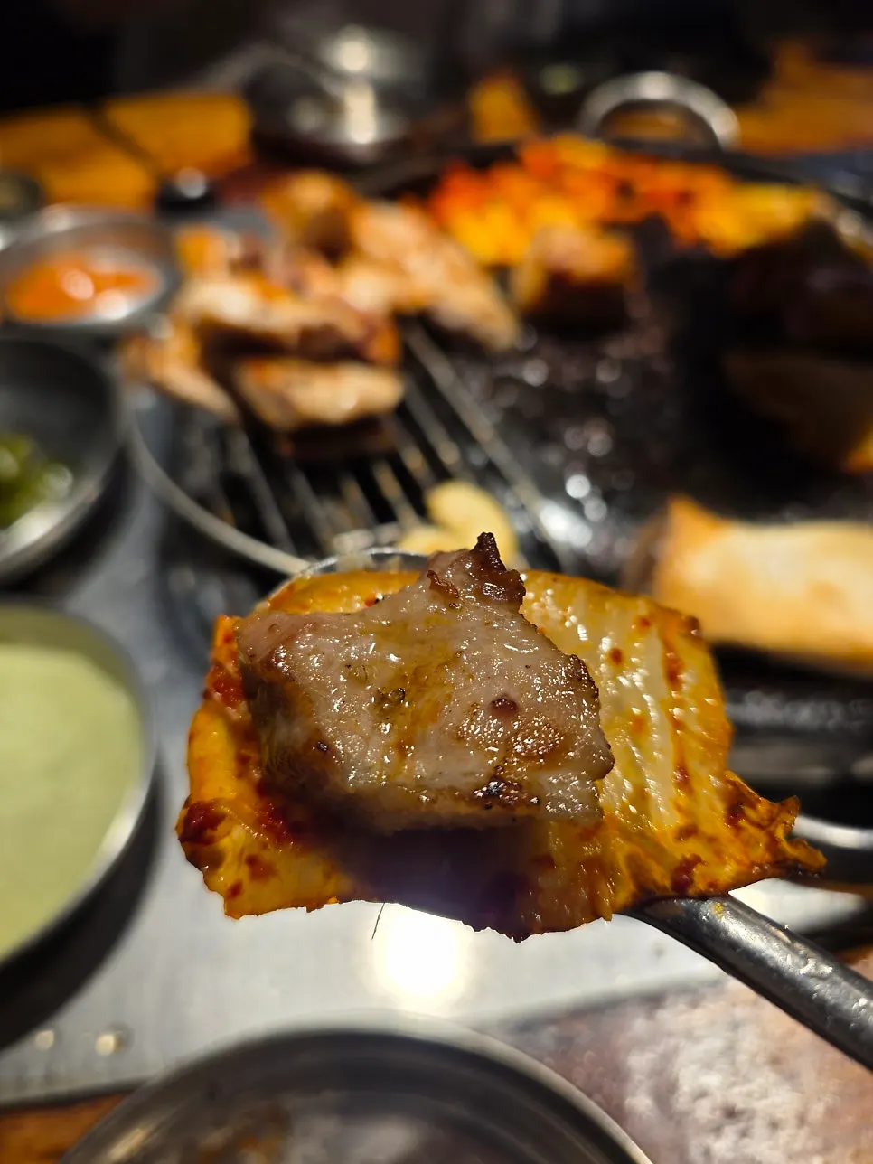 쌈 채소와 함께 차려진 삼겹살