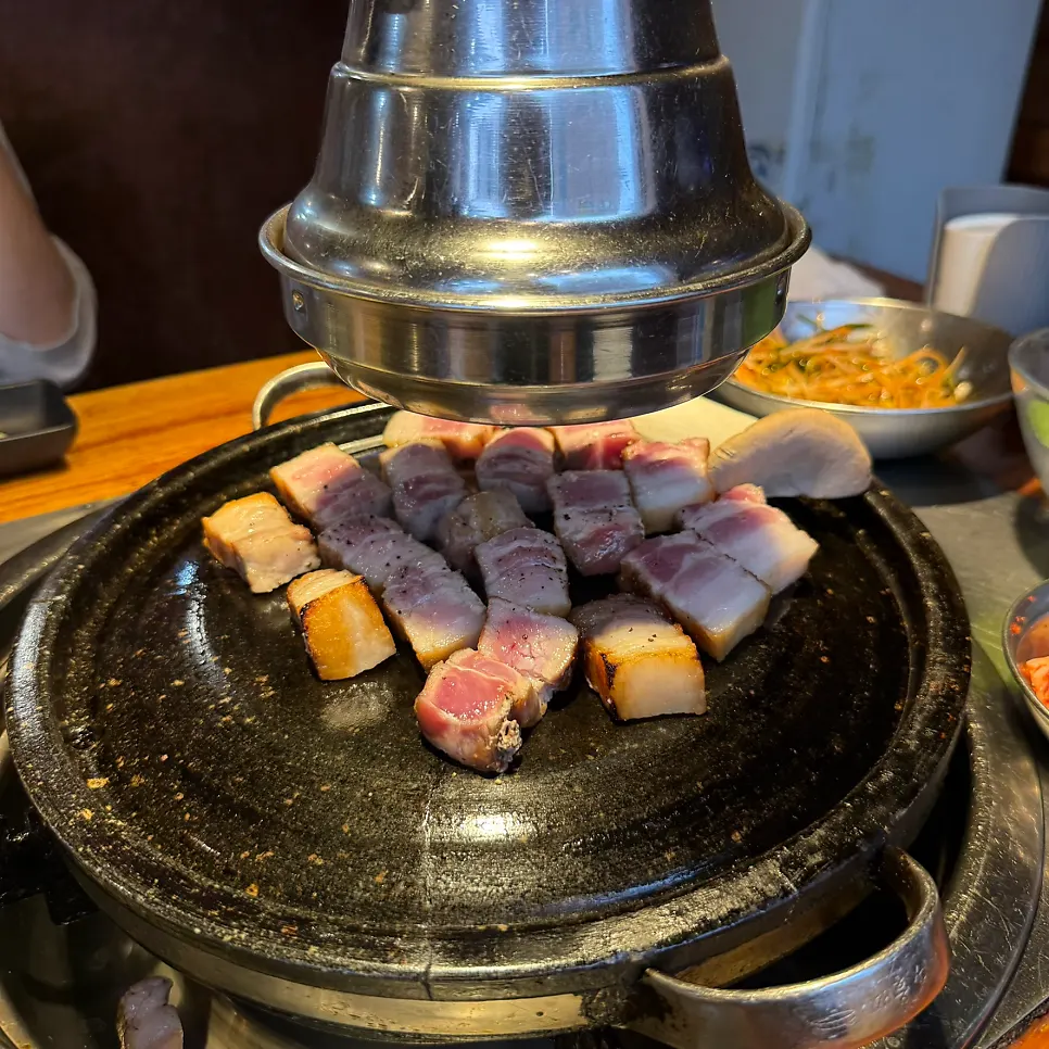 두툼한 생고기 상태의 칼삼겹살 접시