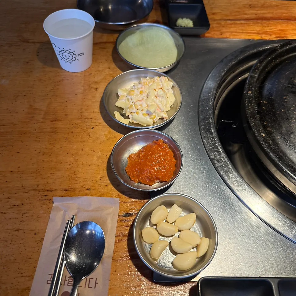 테이블에 차려진 밑반찬 접시들
